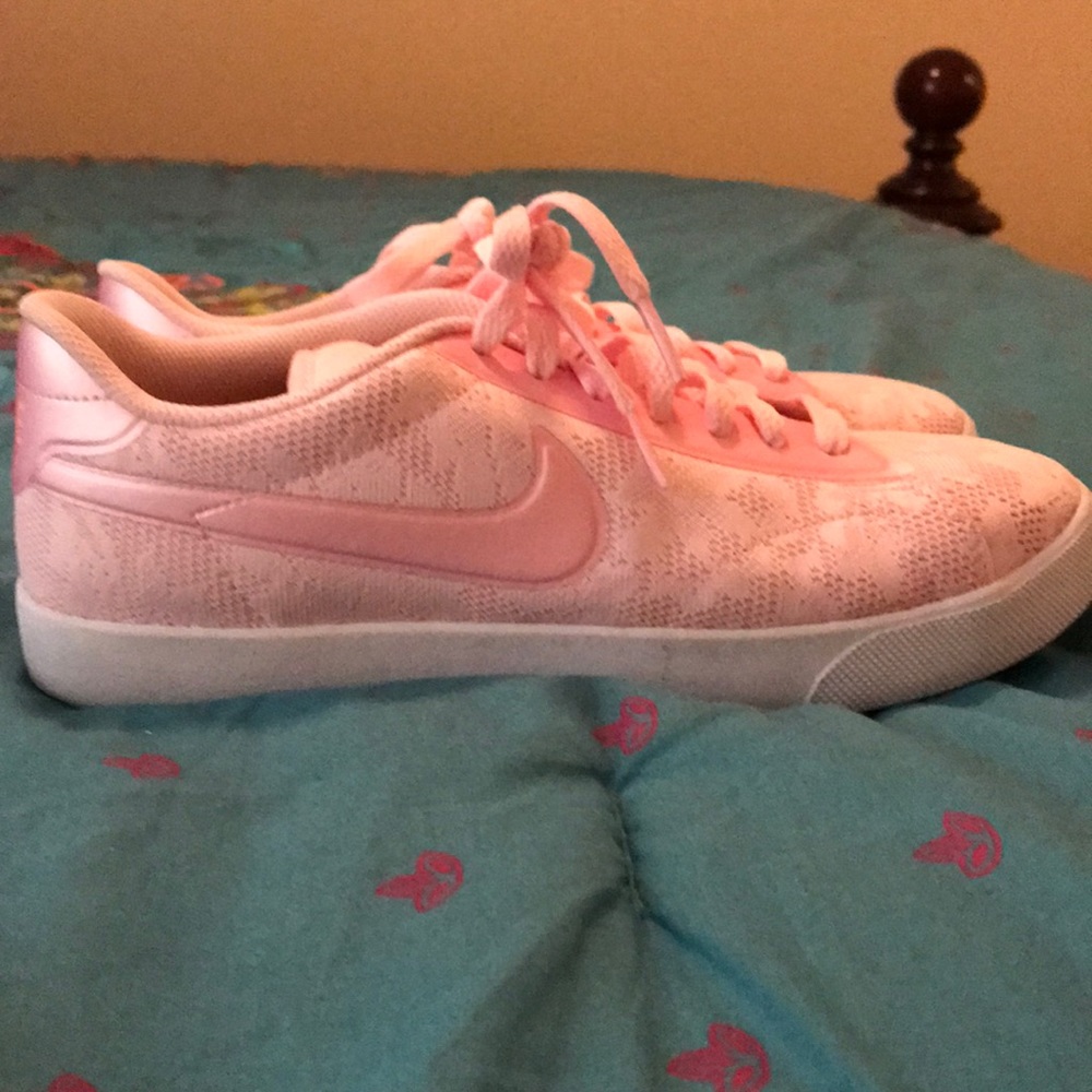 PINK LACE NIKE’S SZ 8